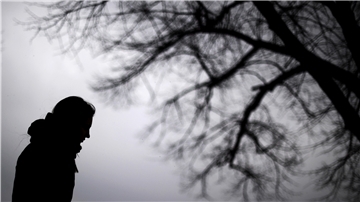Eine Frau steht neben einem Baum