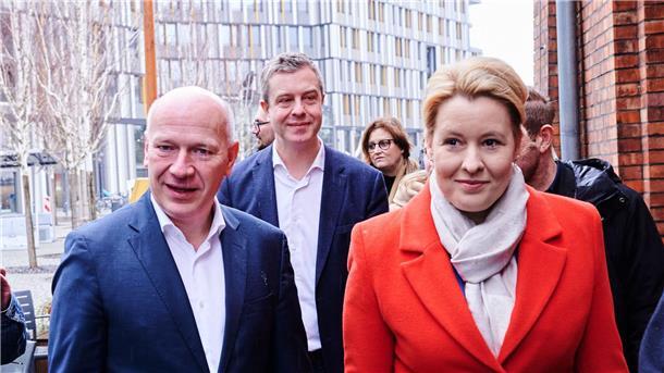 Wer regiert mit wem? CDU-Spitzenkandidat Kai Wegner (l) und Berlins Regierende Bürgermeinsterin Franziska Giffey (SPD) sondieren.