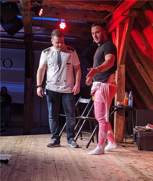 „Männer, die aufs Wasser starren“: So lief die Live-Premiere der TikTok-Stars Wer schafft es, den anderen in zwei Minuten zum Lachen zu Bringen? Trotz vollen Körpereinsatzes hatte Traue (im Kostüm) bei Flathmann keine Chance.