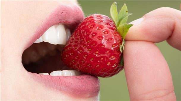 Wer seine Erdbeeren selber pflügt, der spart eine Menge Geld. Im Landkreis Cuxhaven gibt es Erdbeerfelder, auf denen das möglich ist.
