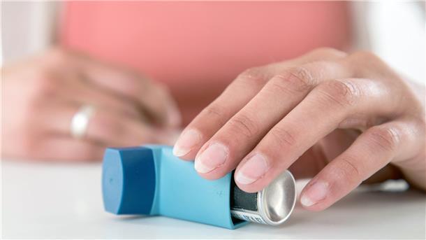 Ein Asthma-Spray liegt auf dem Tisch. Wer seine Heuschnupfen-Symptome nicht behandelt, riskiert, dass sich eines Tages ein allergisches Asthma entwickelt. 