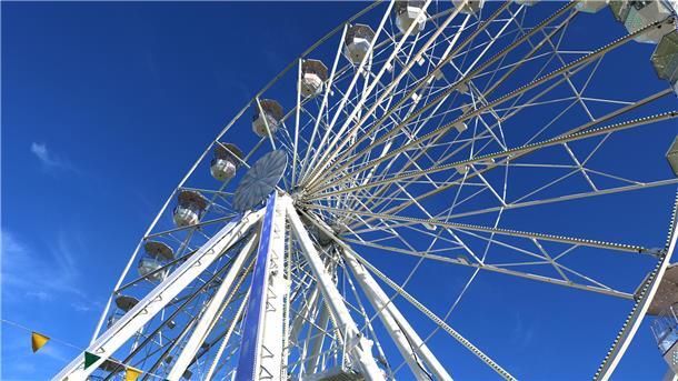 Wer sich das Festgelände von oben ansehen oder einen großartigen Ausblick auf unsere Stadt erleben möchte, ist im Riesenrad „Lounge 360°“ mit 38 Metern Höhe an der richtigen Adresse.