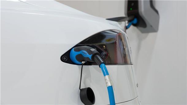 Wer sich ein Elektroauto zulegen möchte, muss die Lademöglichkeit mitplanen. In einer privaten Garage bietet sich dafür eine Wallbox an.