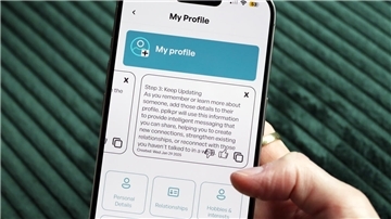 Hand hält Handy vor grünem Hintergrund