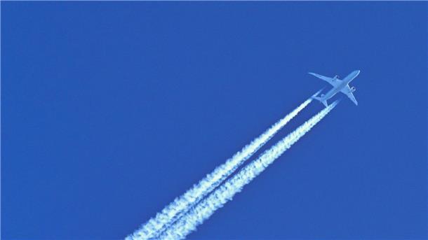 Wer was Fliegen verzichtet verbessert seine CO2-Bilanz klar.