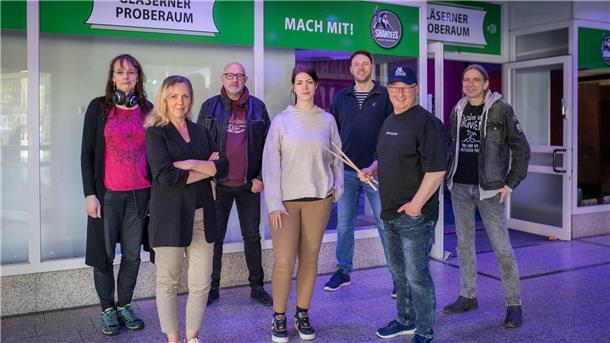Was hinter dem gläsernen Proberaum in Bremerhavens Ex-Karstadt-Haus steckt Wer will bei den „Shantees“ mitmachen? Der gläserne Proberaum in der Fußgängerzone im ehemaligen Karstadt-Gebäude steht offen.