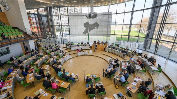 Umfrage: Kopf-an-Kopf-Rennen zwischen CDU und AfD in Sachsen Wer wird stärkste Kraft im sächsischen Landtag? Einer Umfrage zufolge zeichnet sich bei der Wahl am 1. September ein Kopf-an-Kopf-Rennen zwischen CDU und AfD ab.