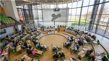 Wer wird stärkste Kraft im sächsischen Landtag? Einer Umfrage zufolge zeichnet sich bei der Wahl am 1. September ein Kopf-an-Kopf-Rennen zwischen CDU und AfD ab.