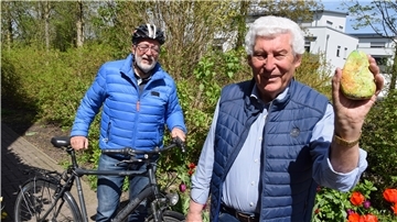 Werben für das Weserstein-Projekt und die begleitende Radtour: Günter Funke (links) und Fritz Jacob, der in seiner Hand ein Modell der zukünftigen Nordenhamer Attraktion hält.