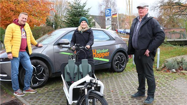 Werben für die E-Autos und E-Lastenräder des Wurtenhopper-Vereins in Wurster Nordseeküste (von links): Lars Krüger, Jasmin Weißbrodt und Harald Schewe.