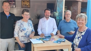 Werben für die Europawahl (von links): Jörn Fuhrken CDU-(Fraktionsvorsitzender Stadtrat), Annegret Conrady (Stellvertredende Vorsitzende CDU-Stadtverband), CDU-Europakandidat Jochen Steinkamp, Eckhard Ziermann (Stellvertretender Vorsitzender Seniorenunion) und Karin Tönjes (Vorsitzende Seniorenunion).