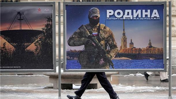 „Du bist doch ein Mann!“: Moskau wirbt Kämpfer für Krieg Werbeplakat für die „Vaterlandsverteidigung“ in St. Petersburg (Archivbild). Nun wirbt Russlands Verteidigungsministerium mit einem Action-Video um Freiwillige.