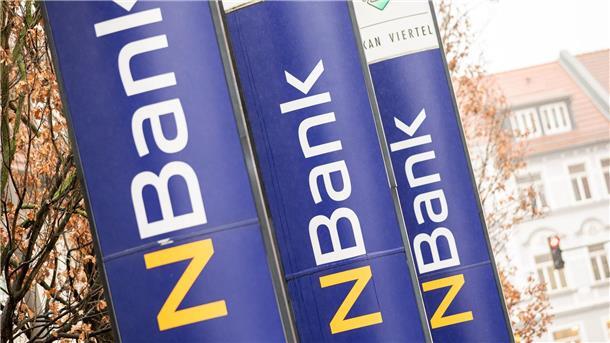 Neuer Kredit für Unternehmen soll Folgen des Kriegs lindern Werbepylonen mit dem „NBank“-Logo stehen am Sitz der „NBank“, der Investitions- und Förderbank des Landes Niedersachsen.