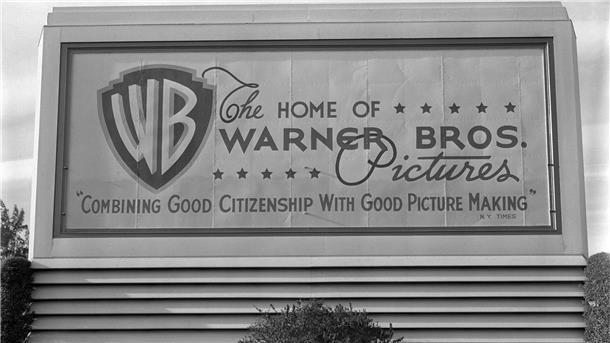 Werbetafel mit dem Logo des berühmten Filmstudios Warner Bros.