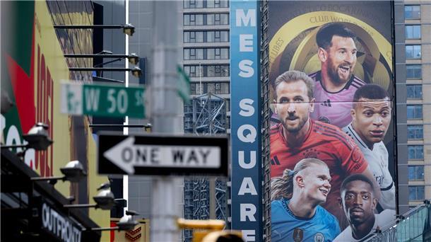 Werbung für die Club-WM mit Fußballstars wie Lionel Messi, Harry Kane oder Erling Haaland am Times Square in Manhattan.
