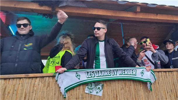 Die schönsten Fotos vom Karneval in Wehdel: Was für ein bunter Umzugstrubel Werder Bremen feiert am Sonnabend seit 125-jähriges Bestehen. Auch auf dem Umzug sind Fußballfans von verschiedenen Vereinen dabei.