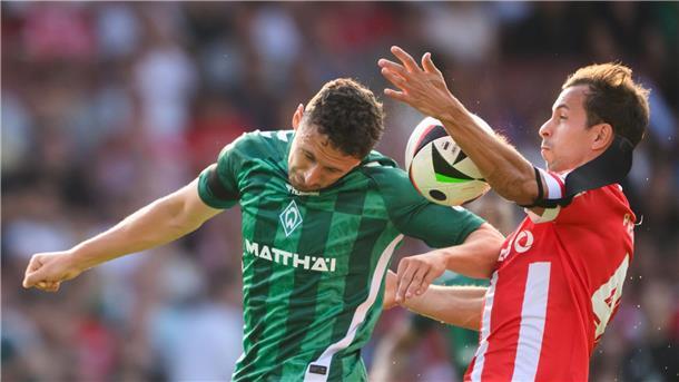 Topp mit Dreierpack: Bremen lässt Cottbus keine Chance Werder Bremen ließ den Haushgerren aus Cottbus keine Chanc.