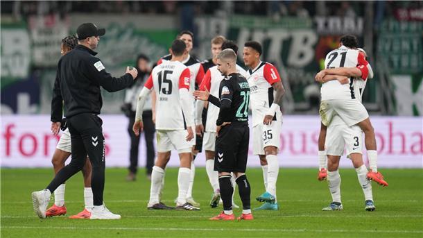 Werner ärgert sich nach 0:1: „Schon besser gemacht“ Werder Bremens Coach Ole Werner (l) war nicht zufrieden mit den Offensivaktionen seiner Mannschaft beim 0:1 gegen Eintracht Frankfurt.