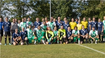 Werder Bremens Traditionsmannschaft spielt gegen SG Schwei/Seefeld/Rönnelmoor.