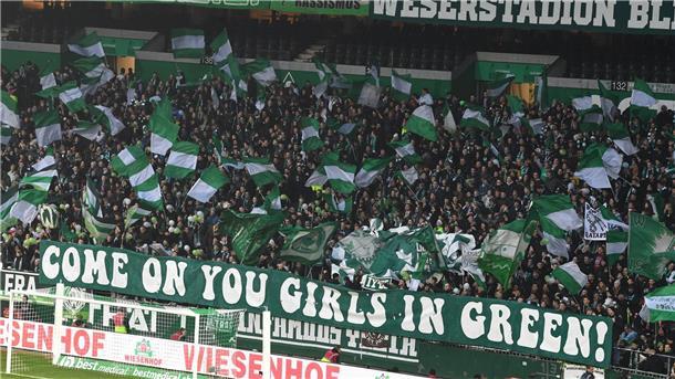 Werder gegen HSV: Frauen-Derby findet im Weserstadion statt Werder-Fans unterstützen ihre Frauen-Mannschaft im Weserstadion.