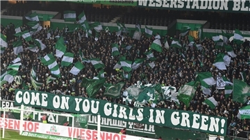 Werder-Fans unterstützen ihre Frauen-Mannschaft im Weserstadion.
