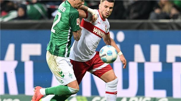 Bremer Kapitän sauer: „Kriegen wegen jeder Scheiße ein Tor“ Werder-Kapitän Marco Friedl im Zweikampf mit Stuttgarts Torschütze Ermedin Demirovic.