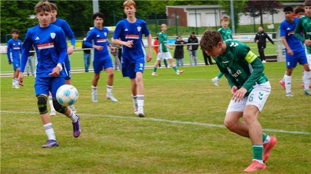 Werder-Kapitän Vid Sekulic (rechts) gelang nach einer strittigen Ecke das 1:0 für die Grün-Weißen.