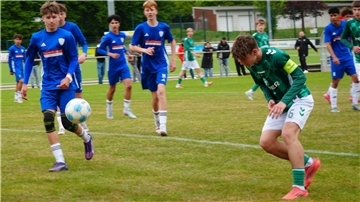 Werder-Kapitän Vid Sekulic (rechts) gelang nach einer strittigen Ecke das 1:0 für die Grün-Weißen.