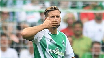 Niclas Füllkrug macht eine Kusshand