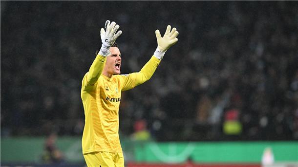 „Unnötig“: Strittige Szene um Werder-Torwart Zetterer Werder-Torwart Michael Zetterer stand im DFB-Achtelfinalspiel wegen einer strittigen Situation im Fokus.