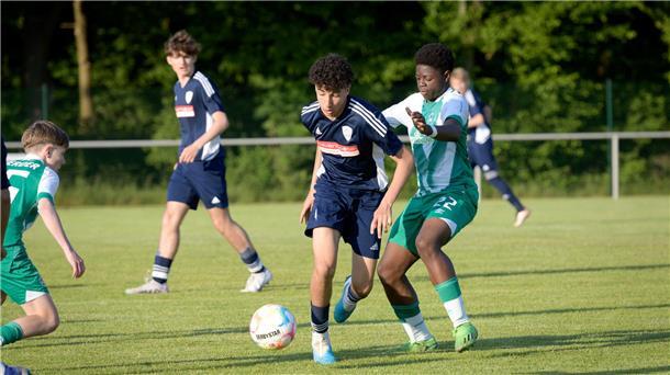 Werders Doppeltorschütze Caleb Agyemang (rechts) im Zweikampf mit Ayub Bouiyoaran vom JFV Bremerhaven.