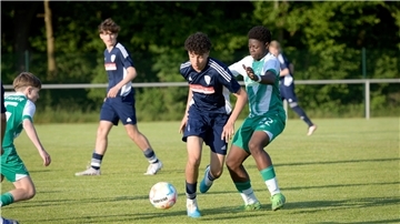 Werders Doppeltorschütze Caleb Agyemang (rechts) im Zweikampf mit Ayub Bouiyoaran vom JFV Bremerhaven.