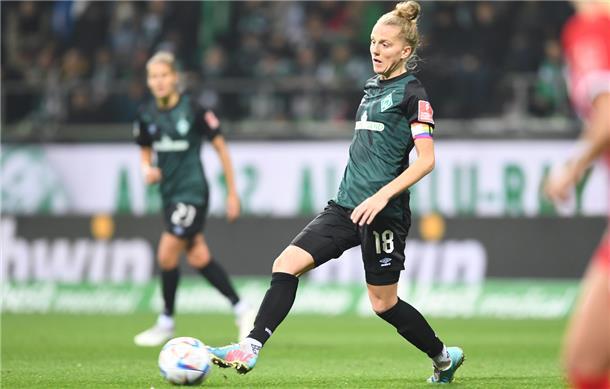 Werders Kapitänin Lina Hausicke am Ball.