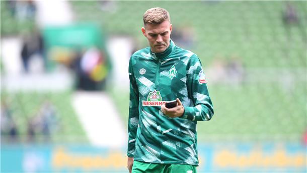 Werders Marvin Ducksch schaut vor Spielbeginn schaut auf sein Smartphone