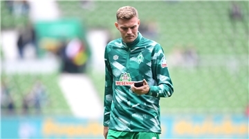 Werders Marvin Ducksch schaut vor Spielbeginn schaut auf sein Smartphone