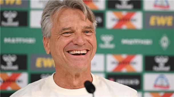 Steffen verbreitet gute Werder-Laune Werders neuer Dauerlächler: Trainer Horst Steffen.
