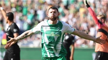 Werders Oliver Burke jubelt, in der Nachspielzeit über sein Tor zum 2:2.