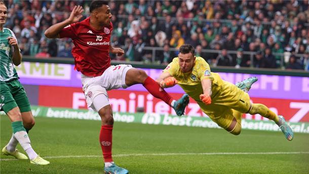 Werders Torwart Jiri Pavlenka (rechts) klärt vor dem Mainzer Karim Onisiwo. Zweimal aber musste er hinter sich greifen.