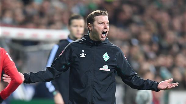 Werders Trainer Florian Kohfeldt gestikuliert an der Seitenlinie.
