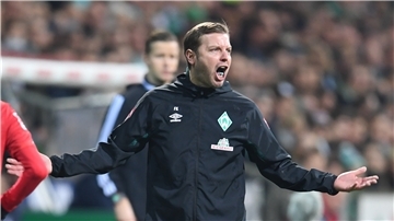 Werders Trainer Florian Kohfeldt gestikuliert an der Seitenlinie.