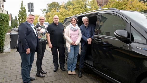 Rotary-Club Bremerhaven schaut sich das Rotary-Mobil an.