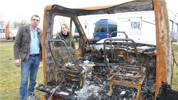 Werkstattleiter Kai Gatzke und Firmenchefin Christiane Niekerken vor dem Wrack eines Wohnmobils. Sie sind froh, dass in der Silvesternacht auf dem Betriebsgelände in Westereschnicht noch mehr abgebrannt ist.