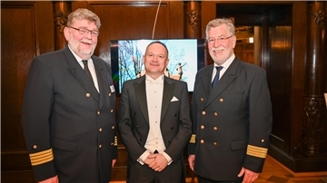 Der 1. Schaffer Thorsten Rönner im Gespräch mit den Kapitänen Hannes Schuch und Andreas Mai (rechts). 