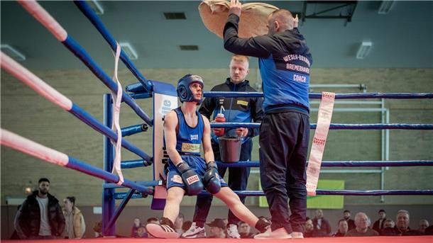 Weser-Boxring-Trainer Mohammed Zaher versorgt seinen Schützling Efecan Özdöl in der Ringpause.