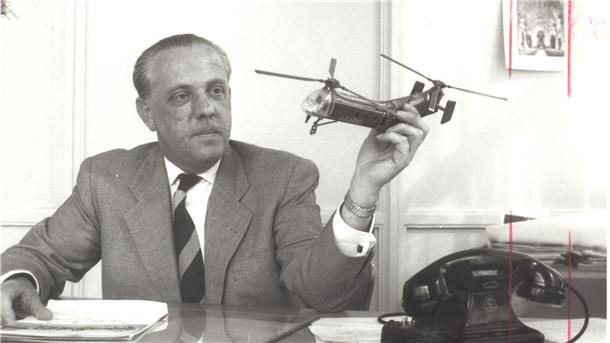Mit oder ohne Motor: Nordenham geht in die Luft Weserflug-Werkleiter Albert Niehus hatte im April 1957 sogar ein Vertol-H21-Modell im Büro.