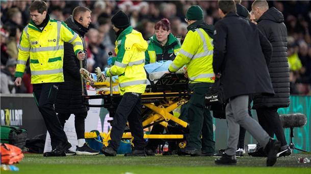 West-Ham-Keeper Fabianski auf Trage vom Feld gebracht West Hams Torwart Lukasz Fabianski musste beim Spiel in Southampton verletzt raus.