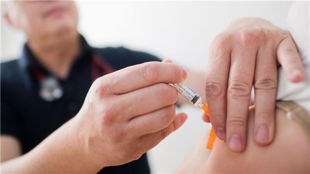 Impfungen bringen Aussicht auf poliofreie Welt WHO-Regionaldirektor Hans Kluge: „Bei Polio wie bei Covid-19 und der Grippe können Impfstoffe Leben retten und tun dies auch“.