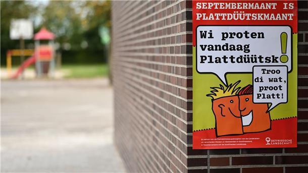 Plattdüütskbüro: Zahl der Plattdeutschsprecher stabil „Wi proten vandaag Plattdüütsk“ (Wir sprechen heute Plattdeutsch) steht auf einem Plakat an einer Wand an einer Grundschule.