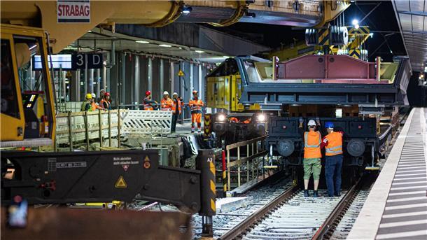 Moderner Bahnsteig in Hannover: 75-Tonnen-Bauwerk eingesetzt Wichtiger Schritt für Modernisierung des Schienennetzes: Stahlträger am Bahnhof Hannover