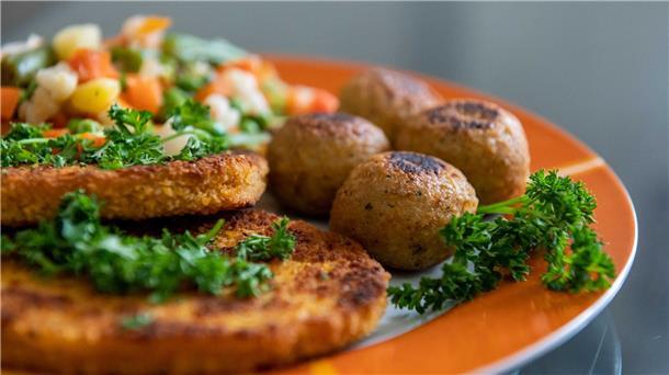 Gut ein Zehntel der Menschen isst vegetarisch oder vegan Wichtigste Gründe dafür, mehr pflanzliche Produkte zu kaufen, sind der Umfrage zufolge der Umweltschutz, das Tierwohl und die eigene Gesundheit.